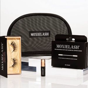 Moxie lash kit. Includes lashes, lash magnetic liner, travel bag, liner remover.